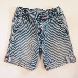 Baby gap railroad shorts, 5T, great condition!